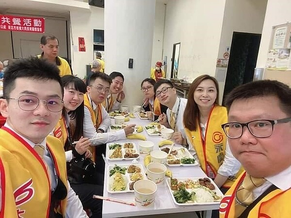 社區商家參與老人共餐活動。圖/里長提供