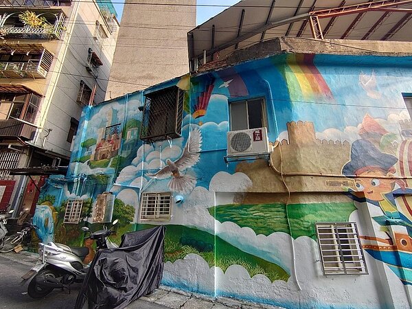 以海盜船為主題的牆面。。圖/里長提供