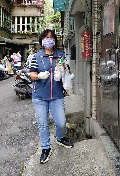 由陳盈君里長帶領正行里消毒,里民非常團結。圖/里長提供
