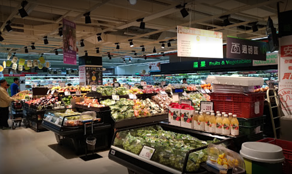 20多歲鴻海子公司女工程師曾去過家樂福淡新店。圖／翻攝自Google maps
