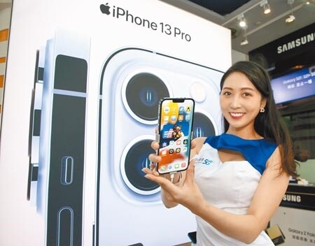 
蘋果iPhone 13系列新機24日開賣，中華電信信義威秀門市請來模特兒展示iPhone 13新機，吸引消費者。（趙雙傑攝）
