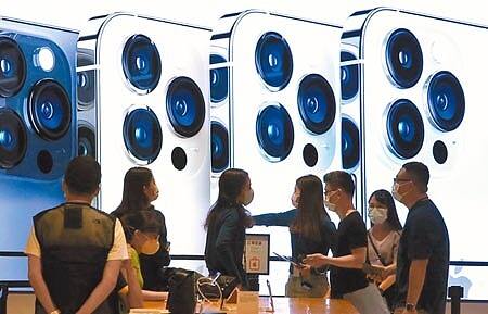 蘋果iPhone 13系列新機24日開賣,蘋果信義A13直營店預購新機的民眾前來排隊取貨。(趙雙傑攝)
