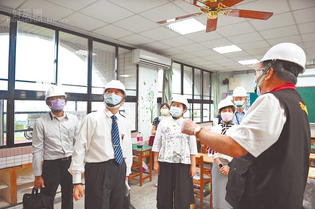 行政院副院長沈榮津(左二)由縣長徐榛蔚(中)陪同到花蓮視察校園建置冷氣裝備情形。圖/花蓮縣府提供;中國時報記者王志偉花蓮傳真