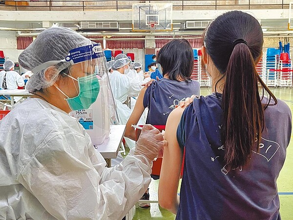 新北市校園BNT疫苗陸續施打,24日有32校、4萬578名學生接種,有5799人出現不適症狀,包含輕微不適症狀的5369人、發燒大於38度的179人、不良反應的251人。(新北市教育局提供/蔡雯如新北傳真)