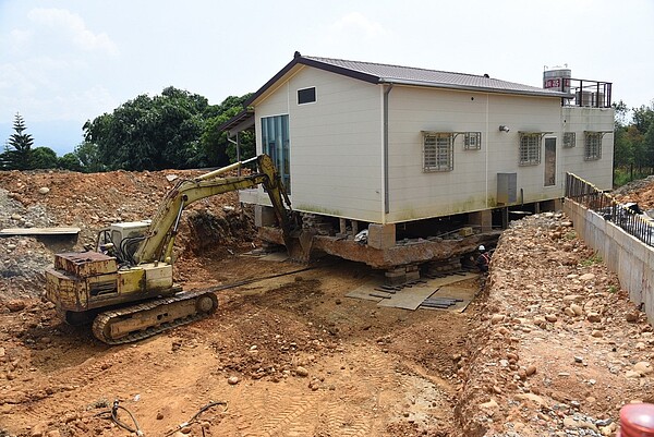 張姓屋主房子剛好在139丙線道路中央，經縣府協調房屋遷移50公尺，不影響道路興建，房屋也完整保留。圖／南投縣政府提供