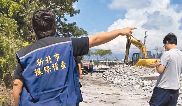 塭仔圳重劃區有不肖業者拆除廠房後就地掩埋遭檢舉,新北市環保局前往稽查,查獲現場已掩埋約20噸的廢棄物,依違反廢物清理法將2嫌函送檢方偵辦。(新北市環保局提供/陳慰慈新北傳真)