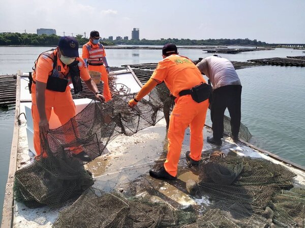 台南市農業局會同海巡署在鹽水溪出海口查獲24件違規蜈蚣網漁具公告認領。圖／農業局提供