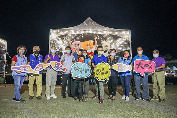 新北市漁業管理處與朱銘美術館攜手推出的「北海夜金閃閃-瘋草里大咬運動會」於25日登場。圖/新北市漁管處提供