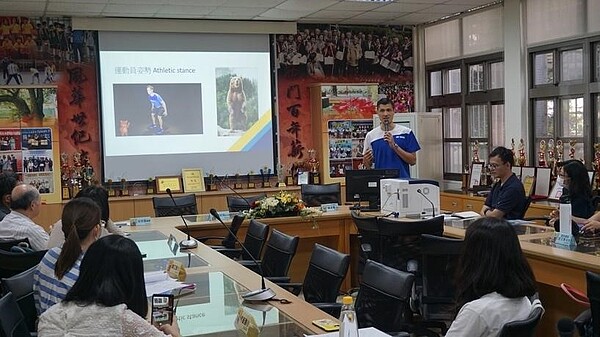 雙語體育公開授課。圖/截自西門國小網站 校長提供