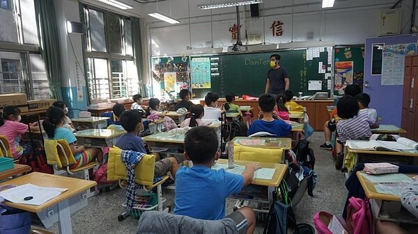 雙語生活公開授課。圖/截自西門國小網站 校長提供