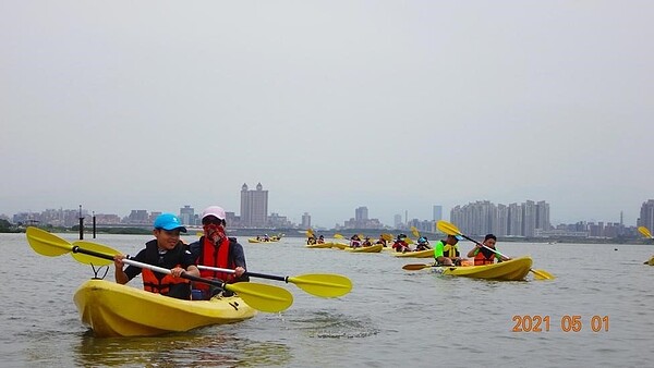 關渡國小滑舟活動。圖/截自關渡國小網站 校長提供