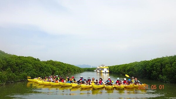 關渡國小滑舟活動。圖／截自關渡國小網站　校長提供