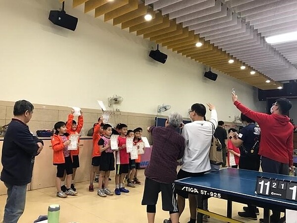 關渡國小滑舟活動。圖/截自關渡國小網站 校長提供