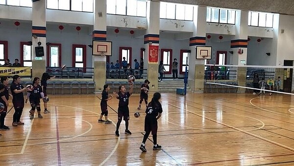 關渡國小排球隊。圖/截自關渡國小網站 校長提供