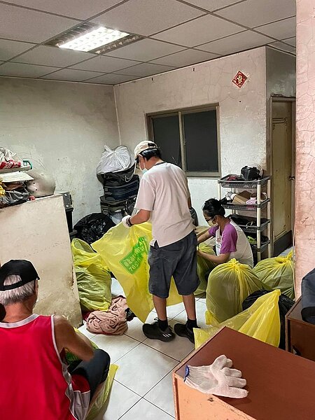 丘麗玲動員志工為住戶清理居家環境。圖/取自丘麗玲臉書