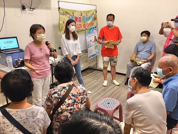 她鼓勵獨居老人多參與活動。圖/取自丘麗玲臉書