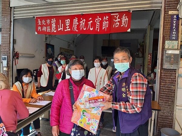 中秋節許明全里長與里民合影。圖/取自「許明全」臉書