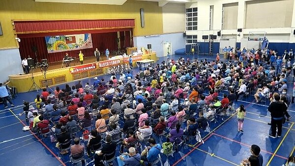 內湖區麗山里慶祝中秋熱鬧非凡。圖/取自「許明全」臉書