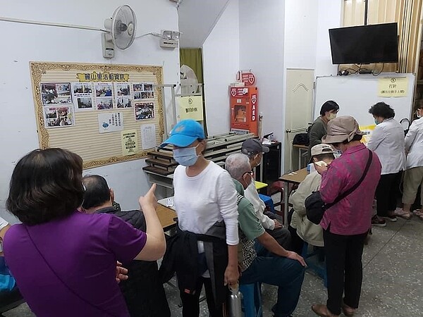 內湖區麗山里里民接種流感疫苗。圖/取自「許明全」臉書