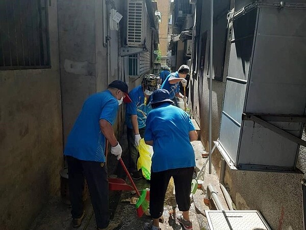 內湖區麗山里清潔隊認真清潔巷弄。圖/取自「許明全」臉書