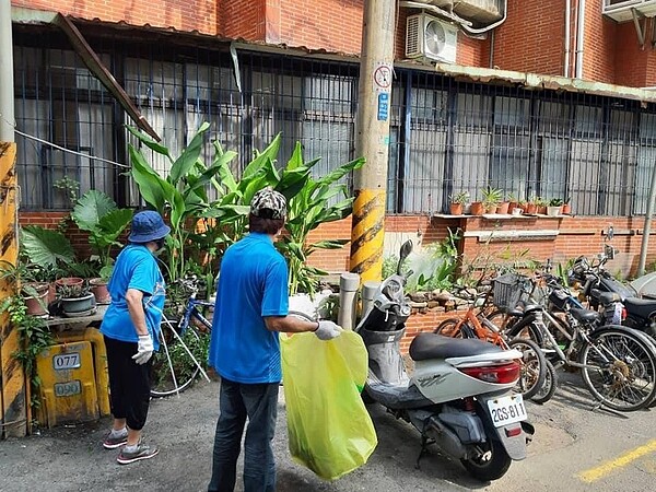 內湖區麗山里清潔隊用心地打掃。圖/取自「許明全」臉書