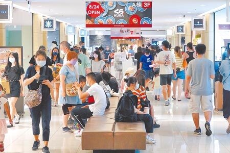 紙本五倍券預訂量超車數位綁定,雙方差距持續拉開,由於數位綁定開放首波,優惠比較好的幾家都已額滿,截至昨晚,僅星展銀行願再釋出1.5萬個名額,其他家意願皆不高,數位綁定眼前400萬門檻,跨越難度大增。(黃世麒攝)