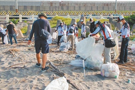 台中港北堤海釣示範區營運滿2週年，釣客昨日前往現場進行淨灘。（陳淑娥攝）
