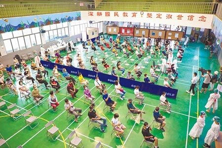 衛福部長陳時中昨天特別提醒本身有慢性病控制不良的長輩,應先暫緩接種莫德納第2劑。(本報資料照片)