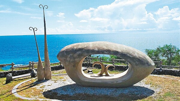 花蓮豐濱鄉「石門雙心」2021年7月被人發現疑似被地震震碎,鄉公所邀在地藝術家創作「能量之地」,盼打造新地標。圖/豐濱鄉公所提供