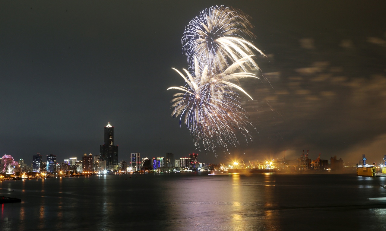 9月23日高雄市政府釋放國慶焰火，市府表示最漂亮的國慶當天才會看見。記者劉學聖／攝影 