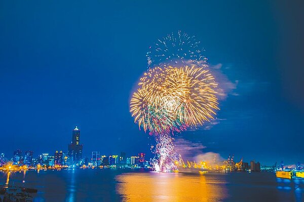 2021國慶焰火暌違20年重磅回歸高雄,除了港邊管制區外,高市觀光局也公布十大最佳觀賞點。(高市府提供/柯宗緯高雄傳真)