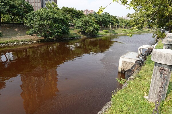 高雄愛河龍華橋、願景橋之間水色呈現紅褐色，引起議論。圖／高雄市環保局提供