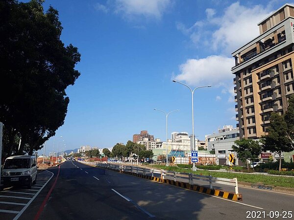 林口文化北路二段第一階段拓寬工程完成，目前已有雙向各2車道可紓解車流。圖／新北工務局提供