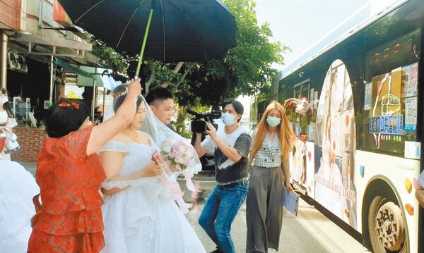 台中市公車司機李思翰跟公司租雙節公車當禮車，赴梧棲迎娶新娘洪菱娸。（民眾提供／陳淑娥台中傳真）