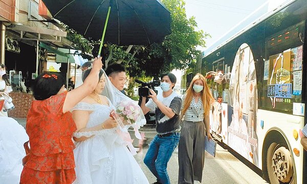 台中市公車司機李思翰跟公司租雙節公車當禮車,赴梧棲迎娶新娘洪菱娸。(民眾提供/陳淑娥台中傳真)