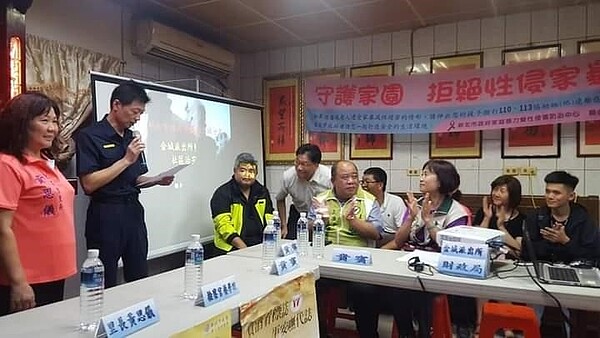 守望相助隊員聽取治安簡報。圖/黃思儀提供