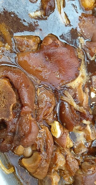 搶手香滷豬腳,不惜成本。圖/邱顯俊提供