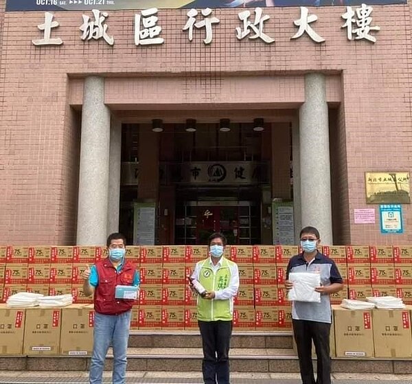 挺商家,也做公益。圖/陳忠賢攝