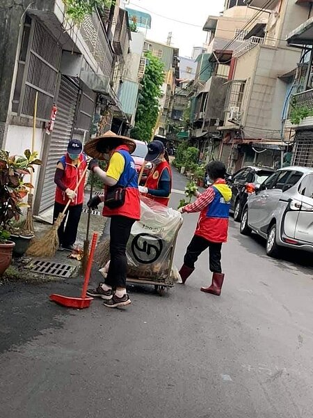 環保志工精神可嘉。圖／陳忠賢攝