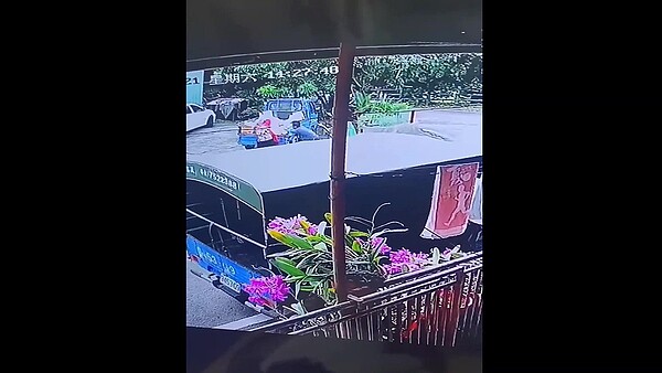 高雄市那瑪夏區李姓男子與林姓婦人因土地糾紛爭執多年,李男昨持木棒朝林婦打去,造成林婦頭部多處挫傷。圖/翻攝自爆料公社(官方粉專專屬)
