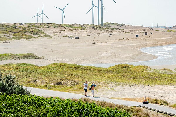 草漯沙丘全長8.1公里,總計284公頃,橫跨大園、觀音兩行政區。圖/桃園市政府提供