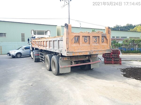 新北市環保局24日查獲不肖人士違規載運新建工程產出之工地廢土(剩餘土石方)欲至三峽區某地傾倒。圖／新北市環保局提供