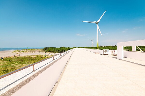 市府運用閒置的觀音濱海遊憩區遊客中心，打造「草漯沙丘地景展示館」。圖／桃園市政府提供