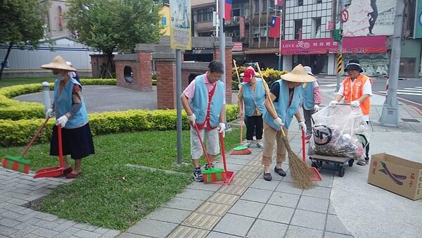 疫情前,福丘里每個月第一個禮拜六以及第三個禮拜六都會進行里內打掃。圖/福丘里里長謝徐金蓮提供