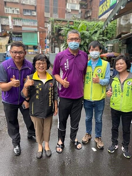 鶴立雞群的羅朝慶。圖/里長提供