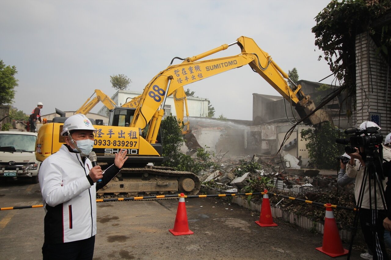 新北市地政局表示,9月中旬調查仍有96間廠房未騰空,但多屬搬遷作業中而非拒遷,讓侯市府任內首例重劃案有望期限內不動用強制力就「全壘打」。圖為3月拆除情形。記者鍾泓良攝影
