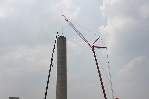 雲林北港萬有紙廠的大煙囪採破碎法拆除,施工特點是「從上面撥完、由下面挖除」,由大吊車及無人挖土機具一進一退完成拆除作業。記者陳苡葳/攝影