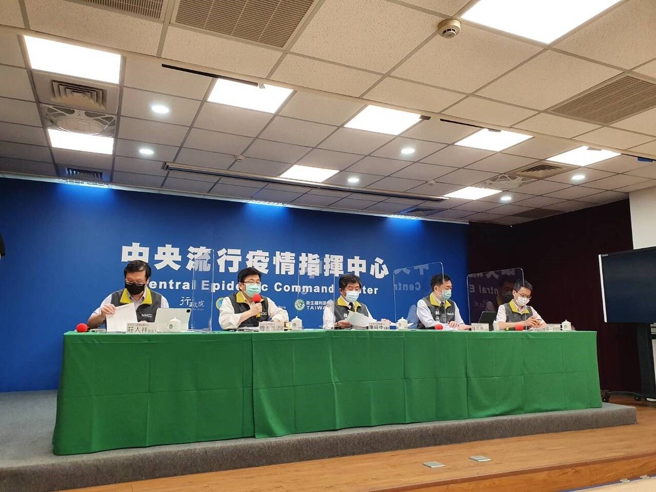 由左到右中央流行疫情指揮中心發言人莊人祥、 疫情監測組組長周志浩、指揮官陳時中、副指揮官陳宗彥、醫療應變組副組長羅一鈞。記者楊雅棠/攝影