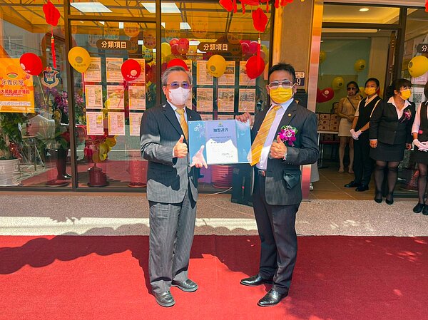 永慶房產集團加盟事業體董事長劉炳耀(左),頒發授權證書給永義房屋豐原豐勢鑫旺加盟店店長涂萬金(右)。圖/永慶房產集團提供