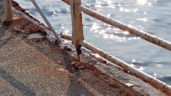 高雄市政府建議大家可到西子灣遊客中心觀賞國慶焰火,卻被居民投訴當地圍欄已嚴重鏽蝕,甚至有斷裂情況,夜晚照明不佳,加上大型活動人擠人,憂心會發生意外。圖/讀者提供